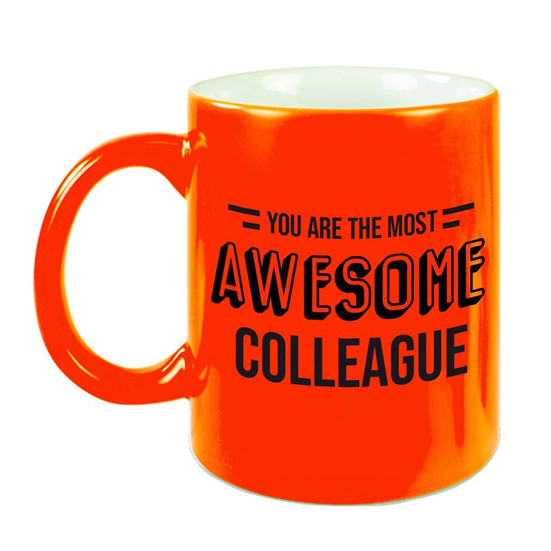 Foto van 1x stuks collega cadeau mok / beker neon oranje the most awesome colleague - feest mokken