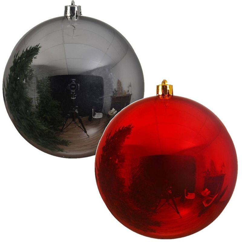 Foto van 2x grote kerstballen rood en zilver van 25 cm glans van kunststof - kerstbal