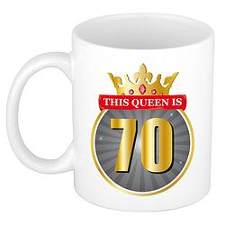 Foto van This queen is 70 verjaardag cadeau mok / beker 70 jaar wit - feest mokken