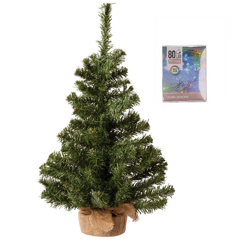 Foto van Volle kerstboom in jute zak 60 cm inclusief gekleurde kerstverlichting - kunstkerstboom