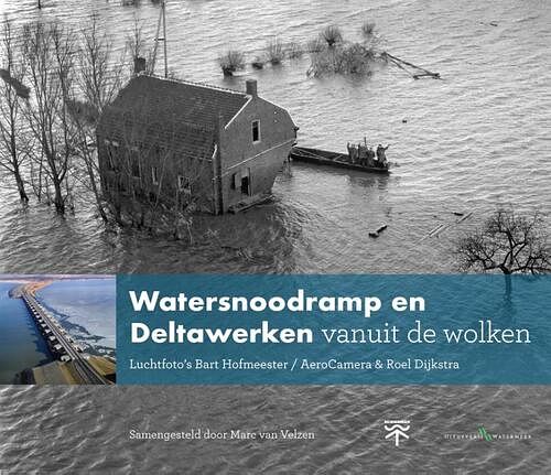 Foto van Watersnoodramp en deltawerken vanuit de wolken - marc van velzen - hardcover (9789078388326)