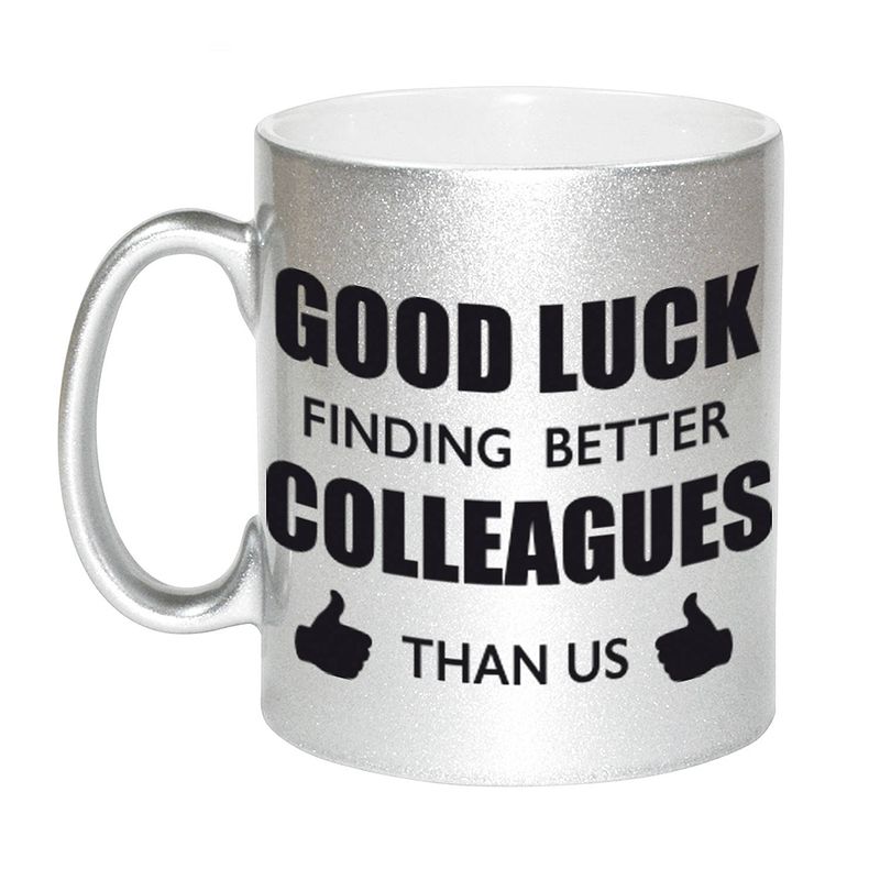 Foto van Good luck finding better colleagues than us mok / beker zilver bedankt cadeau collega 330 ml - feest mokken