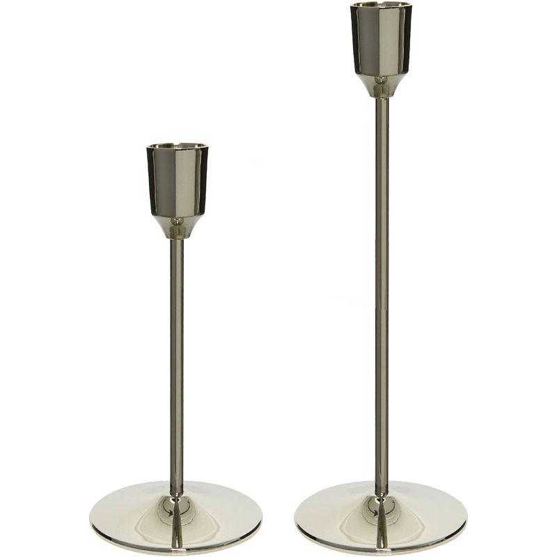 Foto van Luxe dinerkaarsen kandelaars set 2x stuks aluminium 15 en 20 cm zilver - kaars kandelaars