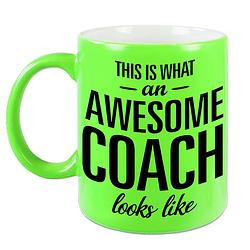 Foto van Awesome coach cadeau mok / beker neon groen 330 ml - feest mokken