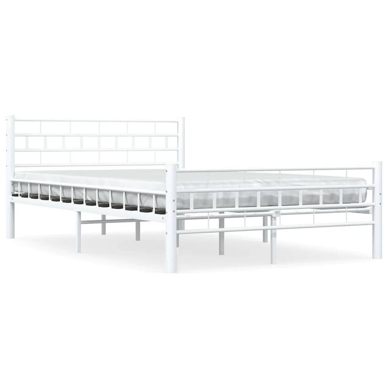 Foto van The living store metalen bedframe - massieve constructie - stevige lattenbodem - elegante en klassieke sfeer -