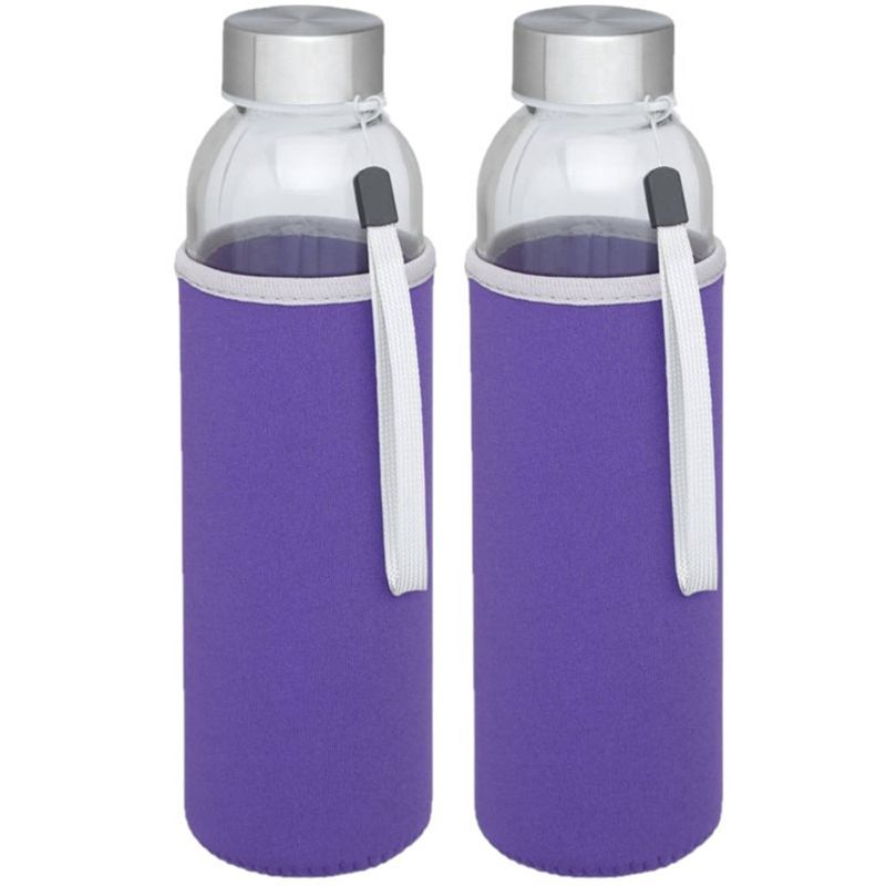 Foto van 2x stuks glazen waterfles/drinkfles met paarse softshell bescherm hoes 500 ml - drinkflessen