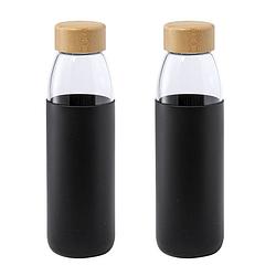Foto van 2x stuks glazen waterfles/drinkfles met zwarte siliconen bescherm hoes 540 ml - drinkflessen