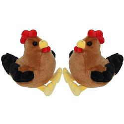 Foto van Set van 2x stuks pluche knuffel dieren kip vogel van 15 cm - vogel knuffels