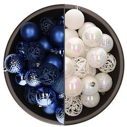 Foto van 74x stuks kunststof kerstballen mix van parelmoer wit en kobalt blauw 6 cm - kerstbal