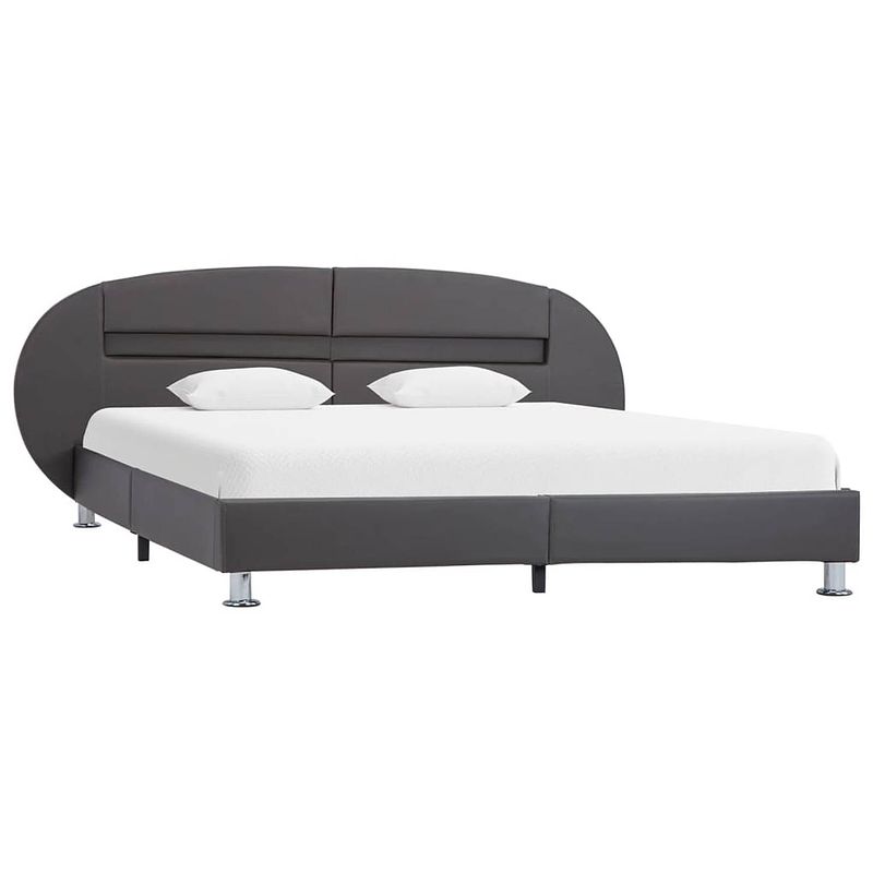 Foto van The living store bedframe - grijze kunstleren bekleding - 208 x 153 x 70 cm - geschikt voor matras van 120 x 200 cm -