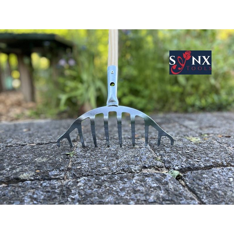 Foto van Synx tools rozenhark metaal hark - harken/ gazonhark - bladhark - bodembewerkers - hark incl. steel 150cm