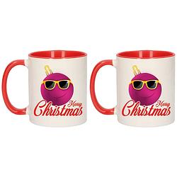 Foto van Set van 2x stuks merry christmas kerstcadeau kerstmokken rood kerstbal roze met zonnebril 300 ml - bekers