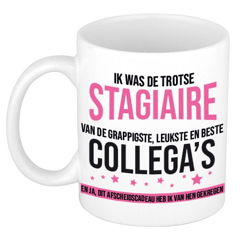 Foto van Trotse stagiaire collegas afscheidscadeau koffiemok / theebeker roze en zwarte blokletters 300 ml - feest mokken