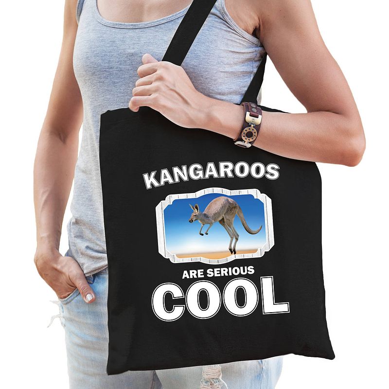 Foto van Katoenen tasje kangaroos are serious cool zwart - kangoeroes/ kangoeroe cadeau tas - feest boodschappentassen