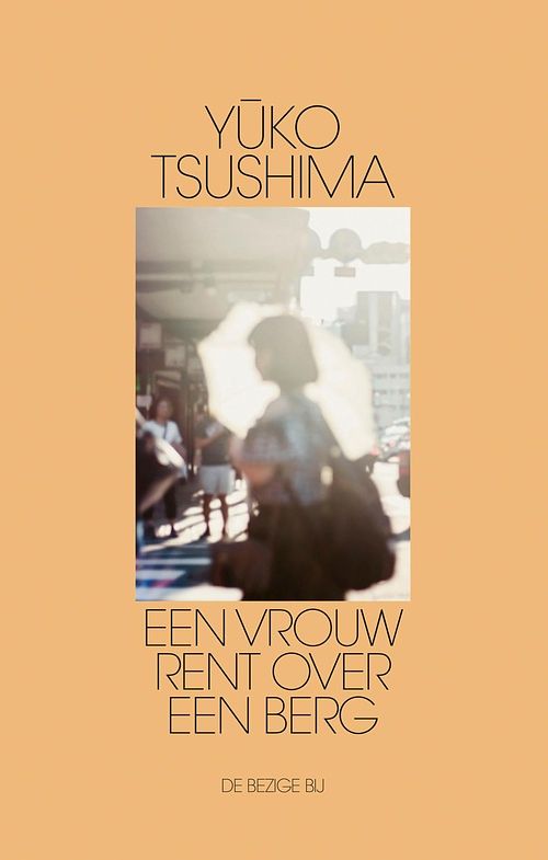 Foto van Een vrouw rent over een berg - yuko tsushima - ebook