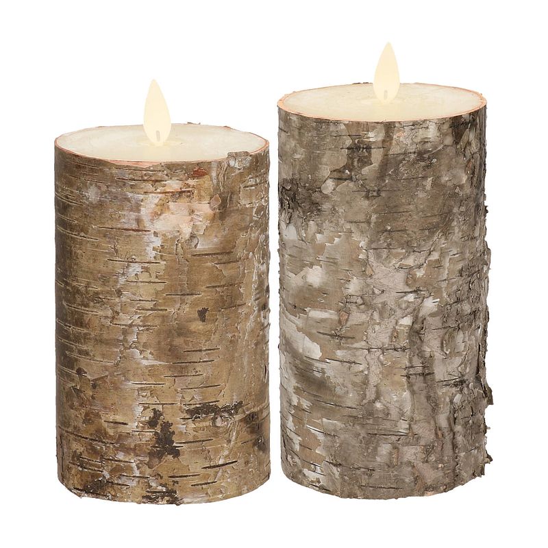 Foto van Led kaarsen/stompkaarsen - set 2x - bruin berkenhout - h12,5 en h15 cm - bewegende vlam - led kaarsen