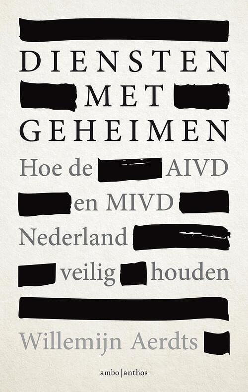 Foto van Diensten met geheimen - willemijn aerdts - paperback (9789026354120)