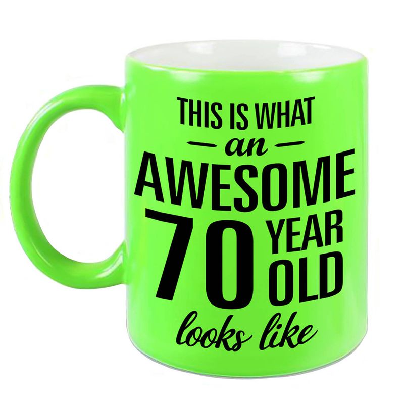 Foto van Awesome 70 year cadeau mok / beker neon groen 330 ml - feest mokken