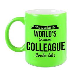 Foto van Worlds greatest colleague cadeau koffiemok / theebeker neon groen 330 ml - feest mokken