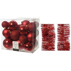 Foto van Kerstversiering kunststof kerstballen 6-8-10 cm met folieslingers pakket rood van 28x stuks - kerstbal