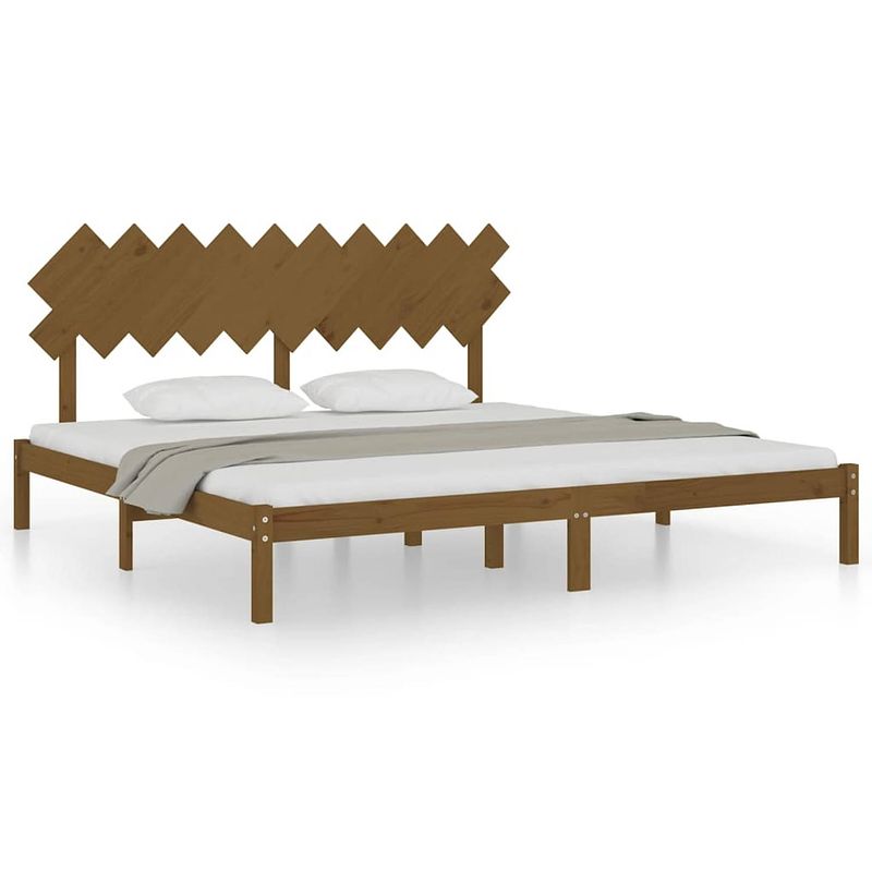 Foto van The living store houten bedframe - massief grenenhout - 205.5 x 205.5 cm - honingbruin