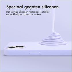 Foto van Accezz liquid silicone backcover met magsafe iphone 16 telefoonhoesje paars