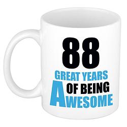 Foto van 88 great years of being awesome cadeau mok / beker wit en blauw - feest mokken