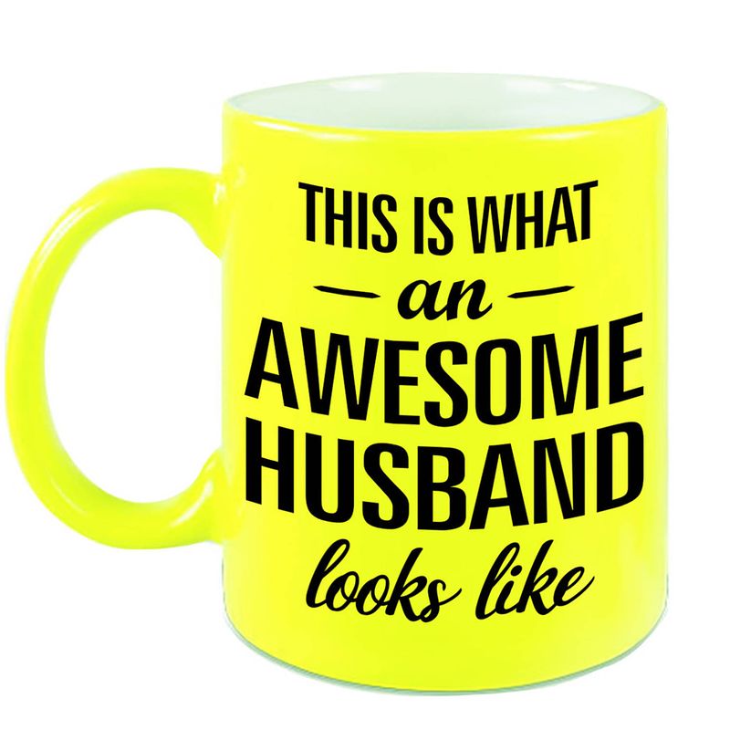 Foto van Awesome husband / echtgenoot cadeau mok / beker neon geel 330 ml - feest mokken