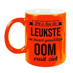 Foto van Leukste en meest geweldige oom cadeau koffiemok / theebeker neon oranje 330 ml - feest mokken