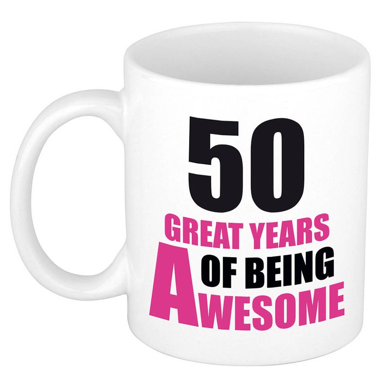 Foto van 50 great years of being awesome cadeau mok / beker wit en roze - sarah / 50 jaar - feest mokken