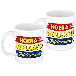 Foto van 2x stuks geslaagd cadeau mok / beker hoera geslaagd gefeliciteerd 300 ml - feest mokken