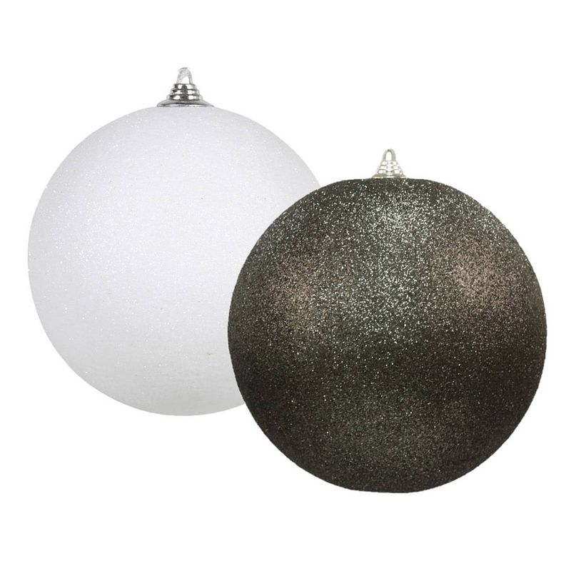 Foto van Kerstversieringen set van 2x extra grote kunststof kerstballen zwart en wit 25 cm glitter - kerstbal