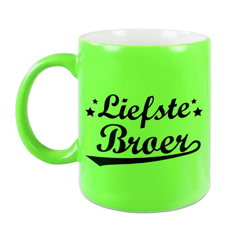 Foto van Liefste broer cadeau mok / beker neon groen met sterren 330 ml - feest mokken