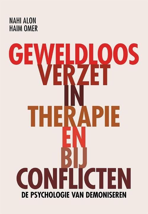 Foto van Geweldloos verzet in therapie en bij conflicten - haim omer, nahi alon - hardcover (9789088509926)