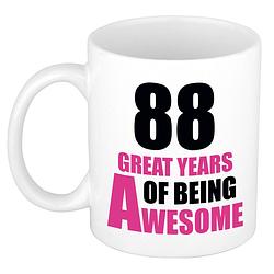 Foto van 88 great years of being awesome cadeau mok / beker wit en roze - feest mokken