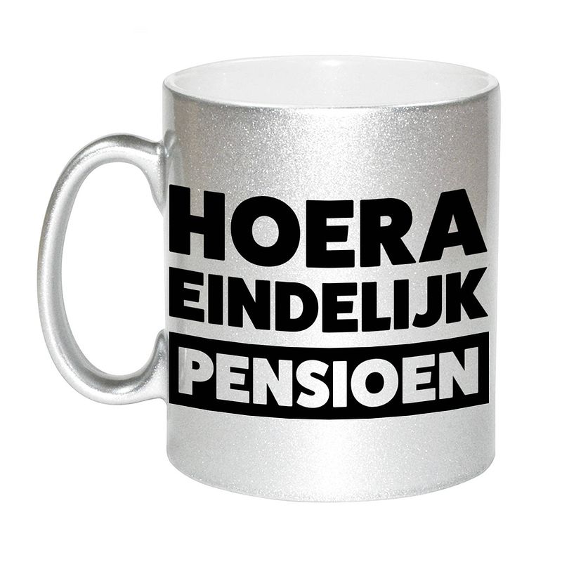 Foto van Pensioen mok / beker zilver hoera eindelijk met pensioen 330 ml - feest mokken