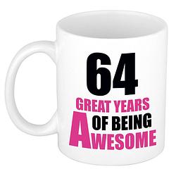 Foto van 64 great years of being awesome cadeau mok / beker wit en roze - feest mokken