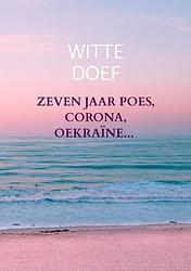 Foto van Zeven jaar poes, corona, oekraïne... - witte doef - paperback (9789403697420)