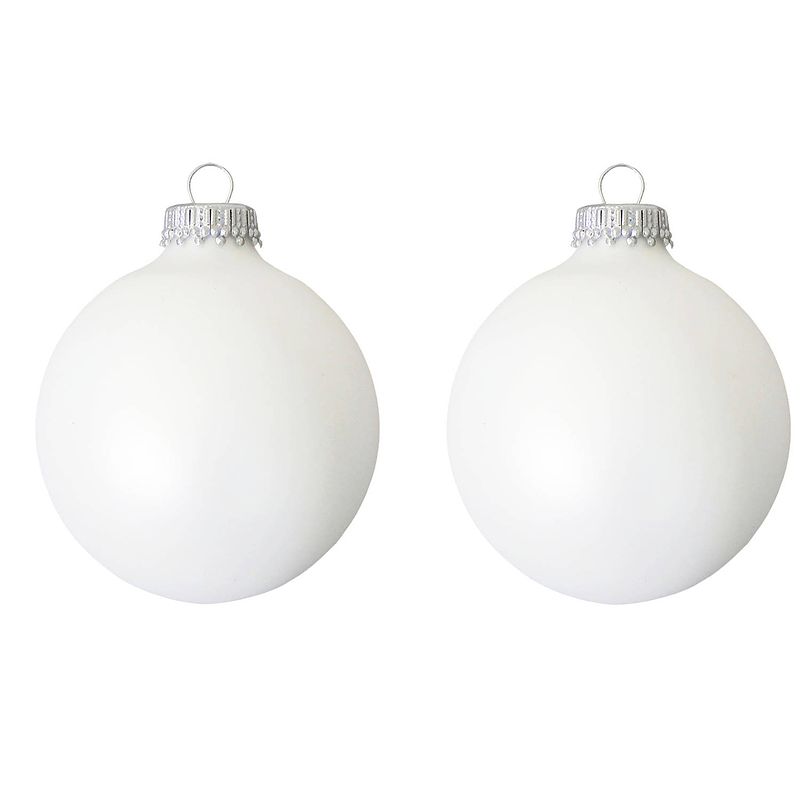 Foto van 16x satijn witte glazen kerstballen mat 7 cm kerstboomversiering - kerstversiering/kerstdecoratie wit