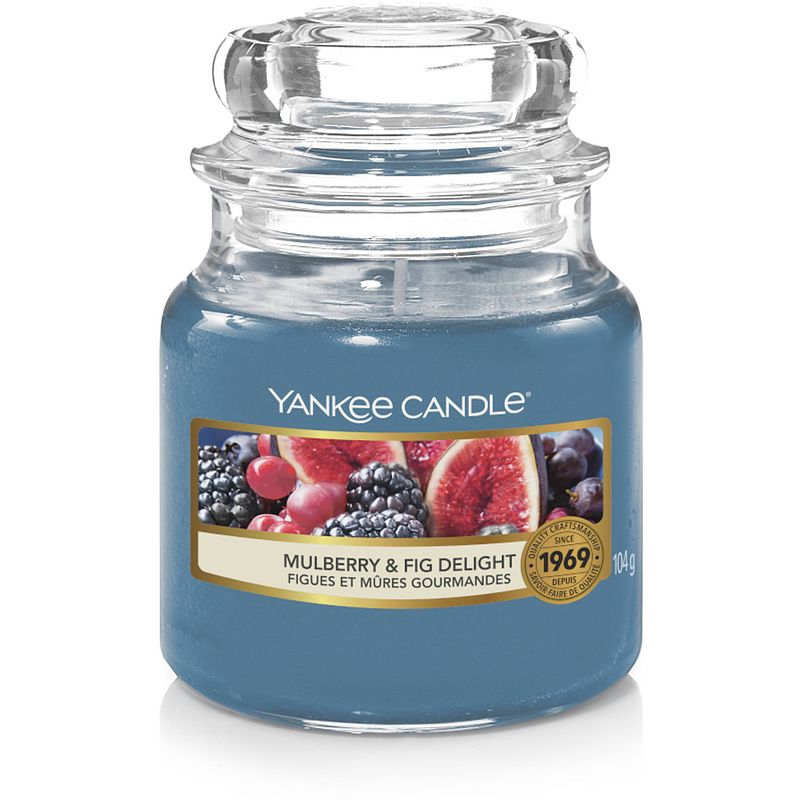 Foto van Yankee candle geurkaars small mulberry & fig delight - 9 cm / ø 6 cm