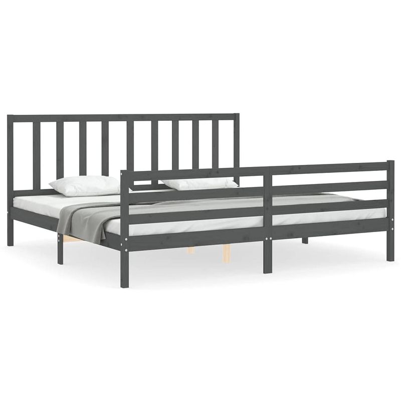 Foto van The living store massief grenenhouten bedframe - grijs - 205.5 x 205.5 x 100 cm - multiplex lattenbodem