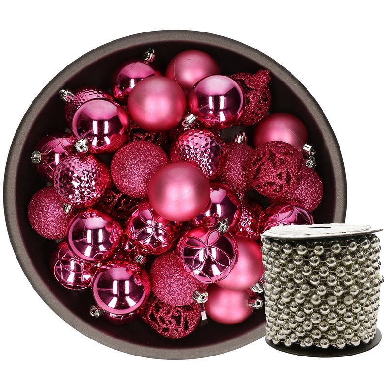 Foto van Kunststof kerstballen 37x stuks fuchsia roze 6 cm en kralenslinger zilver - kerstbal