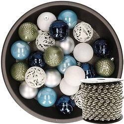 Foto van 37x stuks kunststof kerstballen 6 cm wit/groen/zilver/blauw incl. kralenslinger - kerstbal