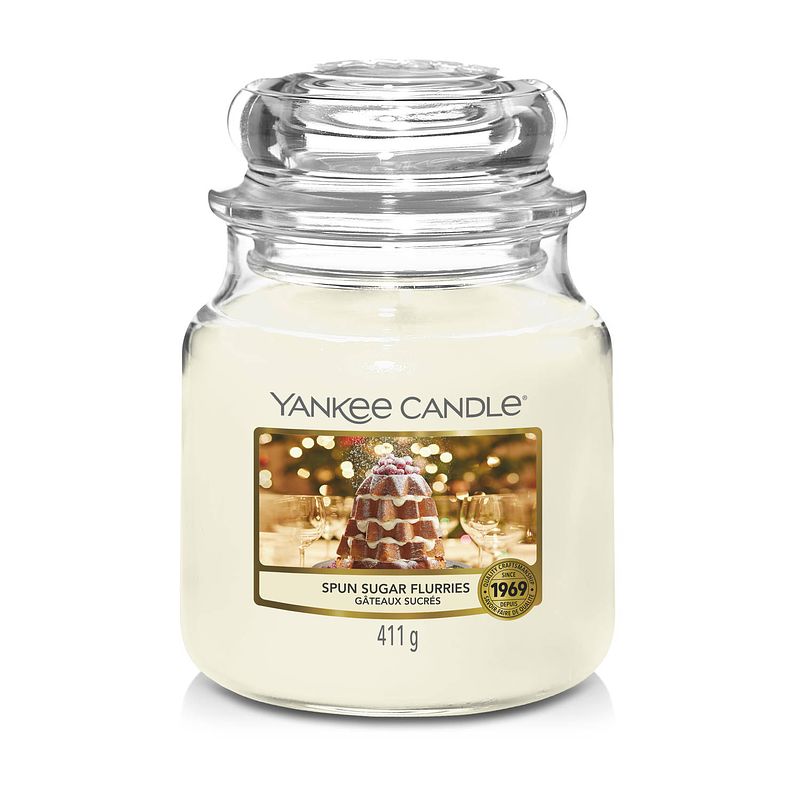 Foto van Yankee candle geurkaars medium spun sugar flurries - 13 cm / ø 11 cm