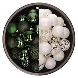 Foto van 74x stuks kunststof kerstballen mix van wit en donkergroen 6 cm - kerstbal