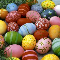 Foto van 20x servetten pasen thema gekleurde eieren 33 x 33 cm - feestservetten