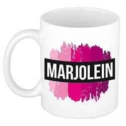 Foto van Naam cadeau mok / beker marjolein met roze verfstrepen 300 ml - naam mokken