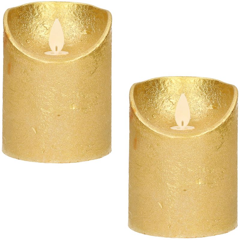 Foto van 2x gouden led kaarsen / stompkaarsen 10 cm - luxe kaarsen op batterijen met bewegende vlam