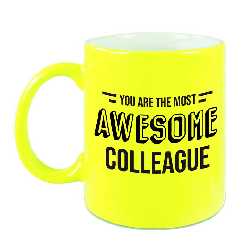 Foto van 1x stuks collega cadeau mok / beker neon geel the most awesome colleague - feest mokken