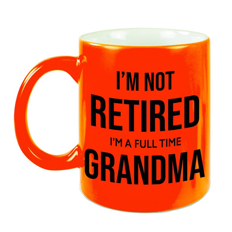 Foto van Im not retired im a full time grandma pensioen mok / beker neon oranje afscheidscadeau 330 ml - feest mokken